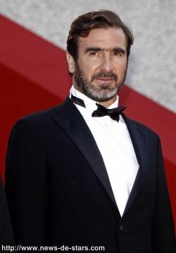 Eric Cantona en smoking à Cannes