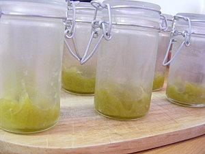 Petits pots à la compotée de rhubarbe et au fromage blanc.