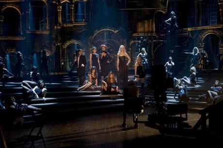 Judi Dench, Penélope Cruz, Marion Cotillard, Sophia Loren, Fergie, Nicole Kidman, Kate Hudson et Daniel Day-Lewis (de dos). The Weinstein Company Judi Dench, Penélope Cruz, Marion Cotillard, Sophia Loren, Fergie, Nicole Kidman, Kate Hudson et Daniel Day-Lewis (de dos). The Weinstein Company