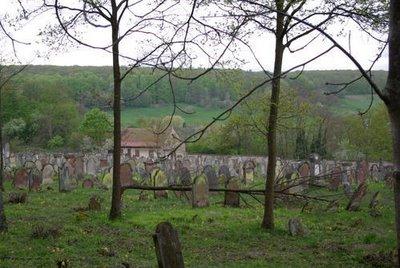 toute sa vie  on marche le long d'un cimetière