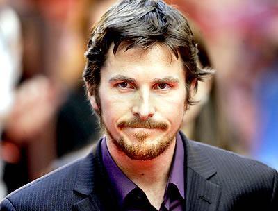 Débarquement : la Reine Elizabeth écartée, Christian Bale reçu en héros