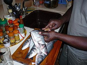 La recette du soir : le poisson braisé (recette camerounaise)