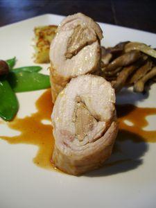 Râble de lapin farci au foie gras, pommes darphin, pleurotes et mange tout...