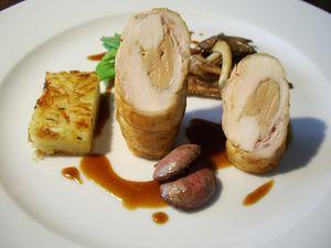 Râble de lapin farci au foie gras, pommes darphin, pleurotes et mange tout...