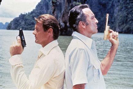  Christopher Lee, Roger Moore, Guy Hamilton, Ian Fleming dans L'Homme au pistolet d'or (Photo)
