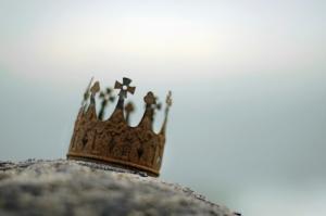 Un homosexuel obtient la couronne de reine de sa promo Couronne (illustration)
