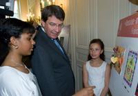 Dessine-moi la paix 2009 : Darcos remet les prix du concours