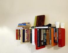 Recyclage de livres : la bibliothèque suspendue au mur