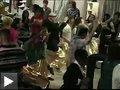Video: Flashmob dans une boutique de vêtement (Mc Hammer - U can't tuch this)