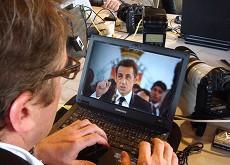 Sarkozy, vampire des médias. La vidéo hostile à l’omniprésident, reportage de la TSR.