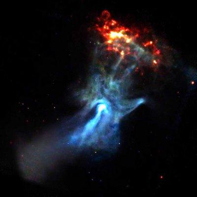 Une main bleue dans le cosmos