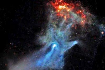Une main bleue dans le cosmos