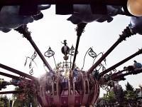 alex-majoli-voit-disneyland-paris-a-hauteur-enfant