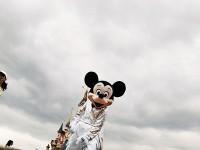 alex-majoli-voit-disneyland-paris-a-hauteur-enfant-5