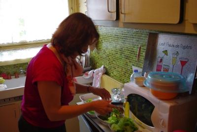Sophie prépare ses salades vertes