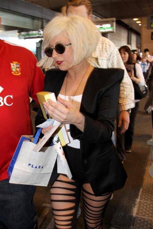 Lady Gaga mobbed by fans in Japan