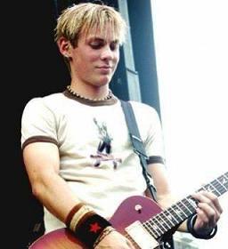 Evan Taubenfeld, l'ex-guitariste d'Avril Lavigne sort son album
