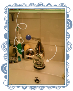 Des pieds et des mains, partie 2 : De jolis pieds ou de jolies chaussures ? robinet - élastique.png