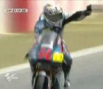 Simon lève bras tour avant l'arrivée Moto Catalogne