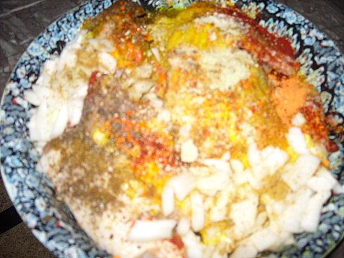 Poulet aux pommes de terre et à la sauce rouge