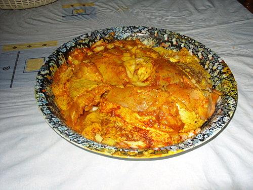 Poulet aux pommes de terre et à la sauce rouge