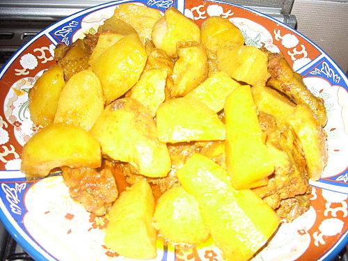 Poulet aux pommes de terre et à la sauce rouge