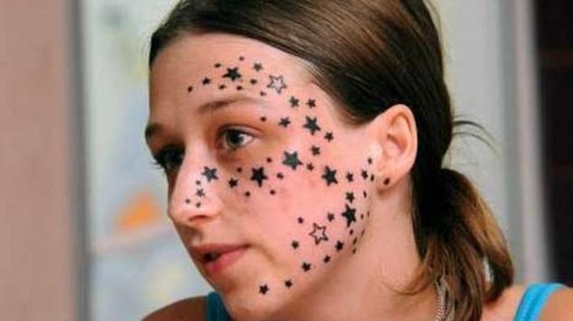 Video: une jeune femme se fait tatouer 56 étoiles sur le visage pendant son sommeil ?