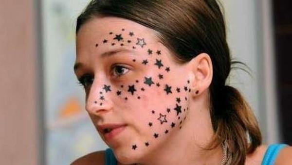 56 étoiles tatouées sur le visage à son insu