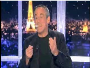 Thierry Ardisson nargue le CSA en allumant une cigarette et en buvant du champagne (vidéo)