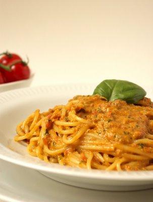 Spaghetti aux deux tomates et amandes