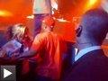 Video: la choriste de Rick Astley s'étale sur scène + Dizzee Rascal chute de la scène