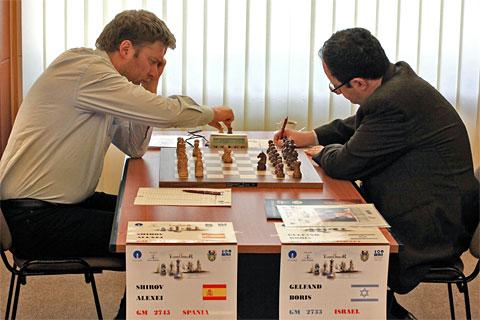 Début de la cinquième ronde entre Alexei Shirov et Boris Gelfand ©  site officiel 