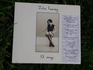 2006 - Julie Feeney - 13 Songs - Reviews - Chronique d'une artiste déjà indispensable