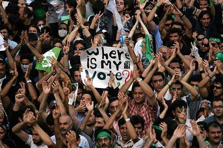 COUP D’ÉTAT EN IRAN : RÉVOLUTION POPULAIRE ET FISSURES AU SOMMET