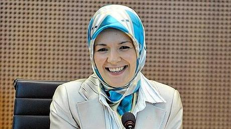 À 26 ans, Mahinur Özdemir est également devenue la cadette du parlement régional.