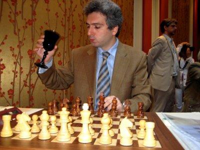  Vladimir Akopian peut boire à la santé des ses concitoyens © Chess & Strategy 