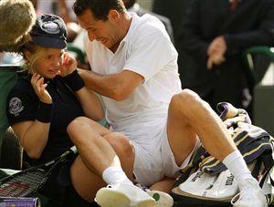 Video: Michael LLodra percute une ramasseuse de balle (Wimbledon 2009)