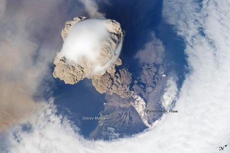 Eruption volcanique du Mont Sarychev vue de lespace