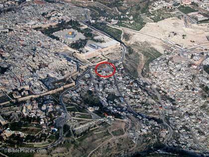 Cerclé de rouge, le site des fouilles dans le quartier Silwan de Jérusalem Est