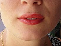 Des lèvres fraise Tagada avec le gloss Nuxe