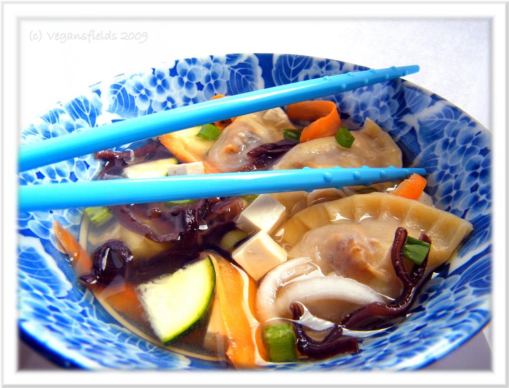 Raviolis vapeurs chinois, sauce & soupe asiatique (vegan)