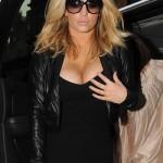 Jessica Simpson sort sa poitrine