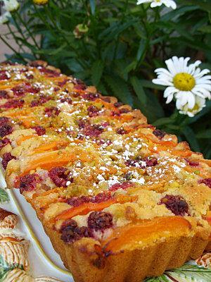 Gâteau moelleux aux abricots et aux framboises
