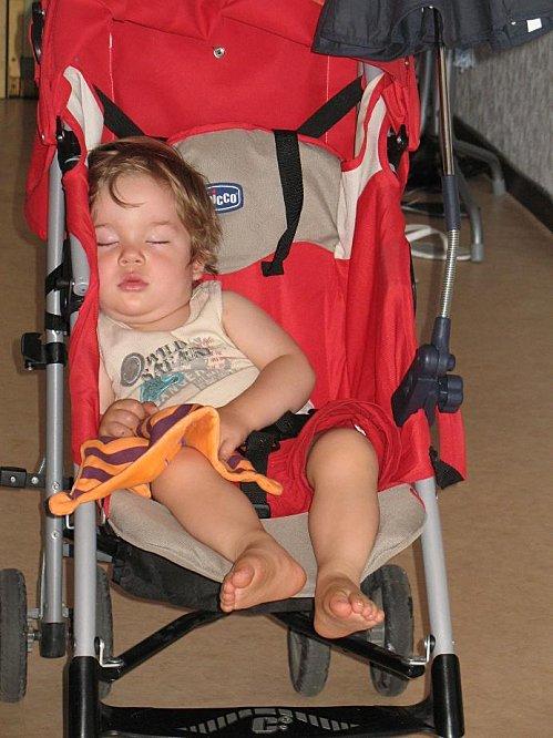 Papa sort Théo pour la première ballade de la journée