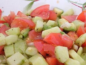 Salade de tomates, concombre et avocat