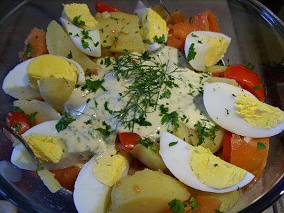 Salade de pommes de terre et truite fumée, sauce crémeuse aux herbes