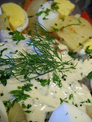 Salade de pommes de terre et truite fumée, sauce crémeuse aux herbes
