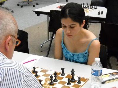 Kruttika Nadig (2268) la championne 2009 de l'Inde lors de la ronde 2 contre Christophe Bernard (2361) © photo Stéphane Laborde 