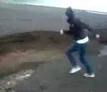 fille tente faire long saut