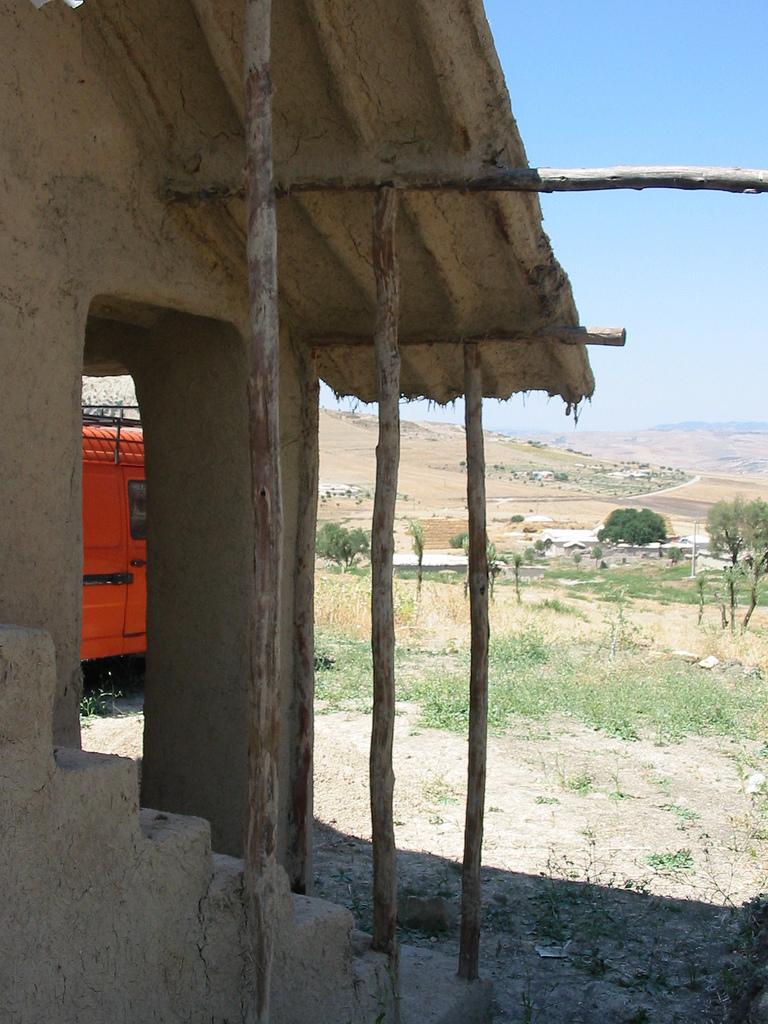 La vie dans une maison en terre au Maroc : Ouled Emgatel, il y a trois ans